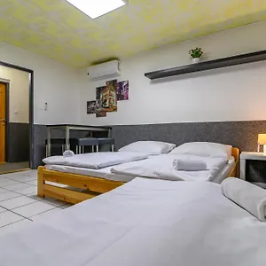 Hostel Seven, Praga